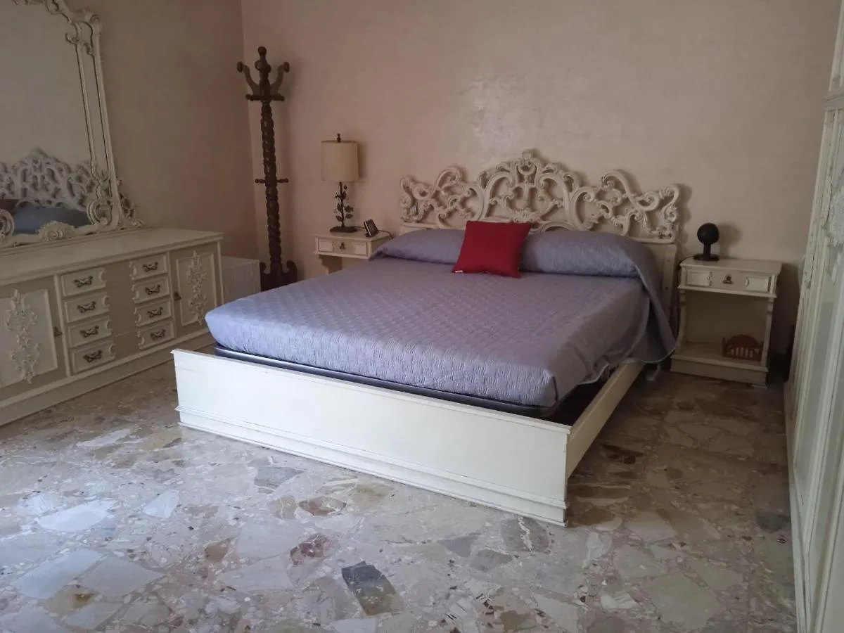 White Room, Stanza Matrimoniale In Zona Centrale Syracuse Alloggio in famiglia